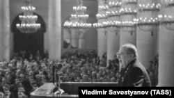 19 августа 1960 г. Генеральный прокурор СССР Роман Андреевич Руденко во время обвинительной речи в Колонном зале Дома союзов на открытом судебном заседании Военной коллегии Верховного суда СССР 