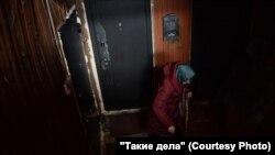 В подъезде дома. Ольга Александровна вызвала такси и собирается ехать на заседание суда по делу Сергея Стенькина