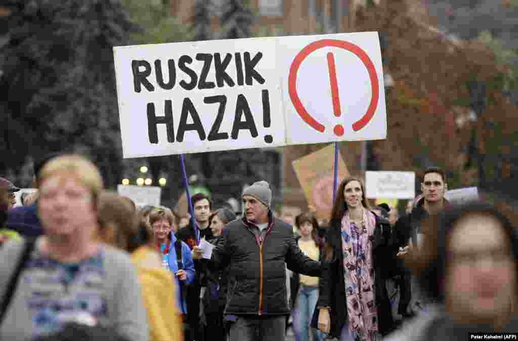 Протестующий на антиправительственном марше держит плакат с надписью &laquo;Русские идите домой&raquo;. Фраза была широко распространена революционными венграми во время восстания 1956 года, которое в конечном итоге было подавлено Москвой.