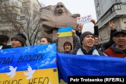 Противники войны проводят митинг в поддержку Украины и осуждают действия российских властей. Алматы, 26 февраля 2022 года