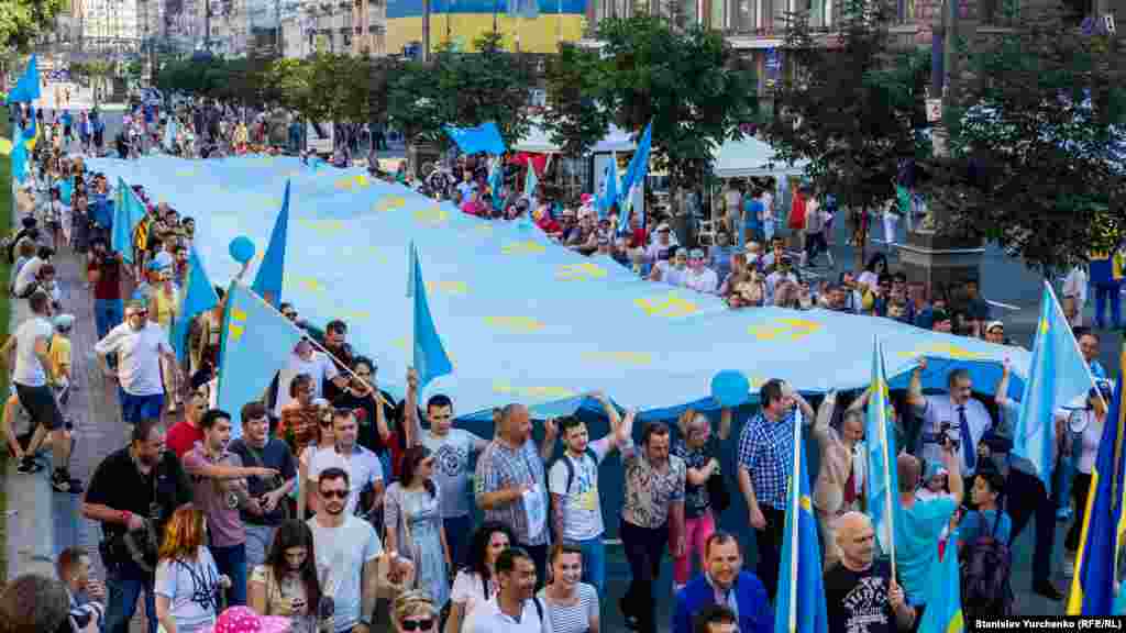 Самый большой в мире крымскотатарский флаг пронесли по центру Киева, 26 июня 2016 года