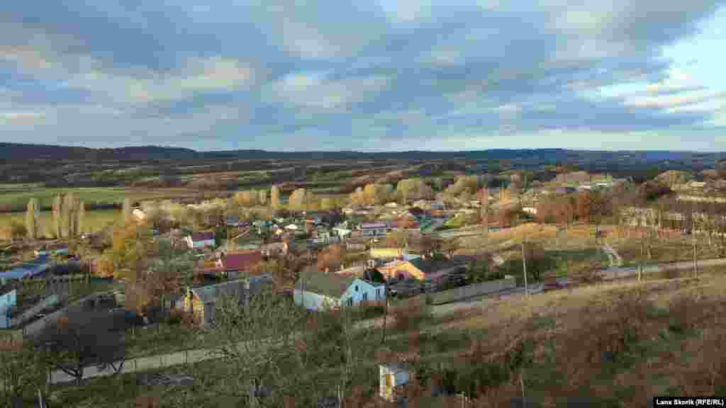 Вид на село Фурмановка Бахчисарайского района с холма на северной стороне села. До 1945 года село Фурмановка называлось Атакчи. Ему несколько сотен лет, первые письменные упоминания относятся к 1679 году. Историки считают, что здесь была вотчина ханского конюха &ndash; именно так переводится слово &laquo;актачи&raquo;. Приближенным хан даровал земельные наделы в живописной долине реки Кача