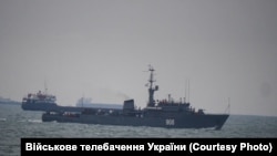 Корабль ВМС России возле украинских кораблей. Керченский пролив