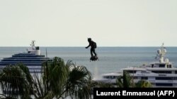 Franky Zapata «Flyboard Air» uçuş aparatında