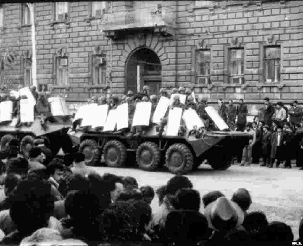 Советские танки и БТР на улицах Баку, январь 1990