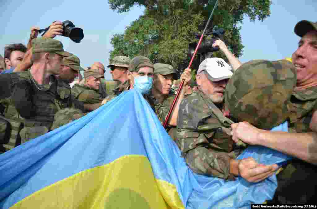 При подходе крестного хода к месту, где стояли активисты, Нацгвардия заблокировала активистов, чтобы избежать провокаций и столкновений