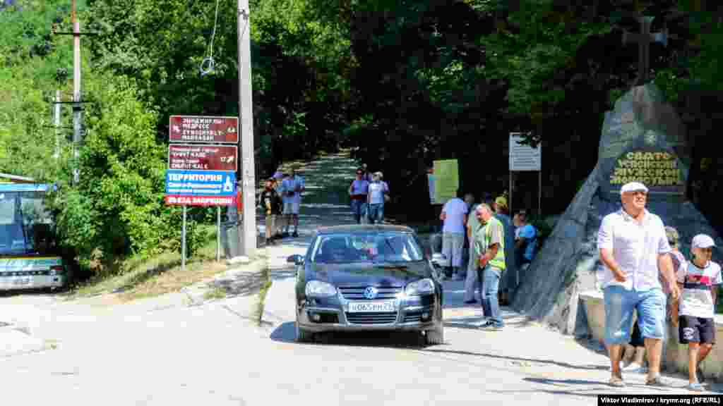 Монастырь расположен в трех километрах от Бахчисарая. Сюда можно добраться пешком, на общественном транспорте, или собственном автомобиле. Въезд на территорию монастыря бесплатный