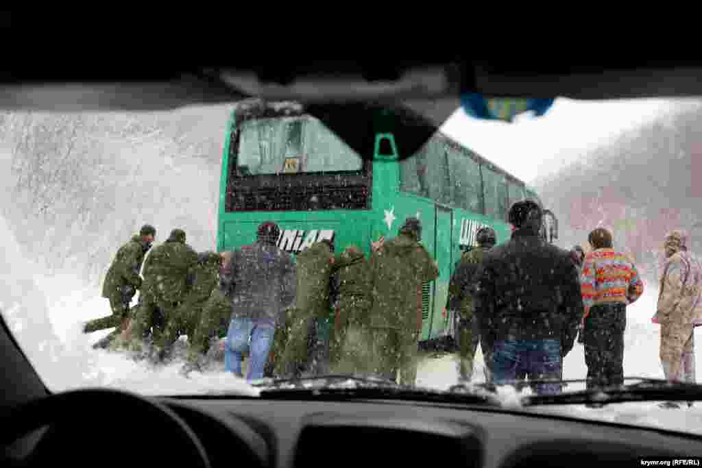 Из-за крымского снегопада на Грушевском перевале машины и автобусы стоят в пробках, 11 февраля 2015 года