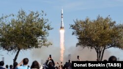 Запуск ракеты-носителя «Союз-ФГ» с кораблем «Союз МС-10» с космодрома Байконур