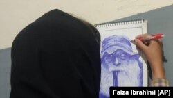 یک دانش آموز مکتب در حال رسامی. 