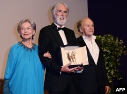 Fransa - Avstriya rejissoru Michael Haneke (ortada), fransız aktrisası Emmanuelle Riva (solda) və fransız aktyoru Jean-Louis Trintignant mükafatı alandan sonra, 27 May 2012