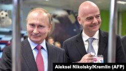 Vladimir Putin (solda) və Gianni Infantino, 3 may, 2018-ci il