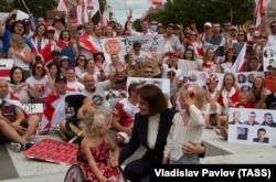 Светлана Тихановская (в центре) во время встречи с представителями белорусской диаспоры в США. Вашингтон, 18 июля 2021 года