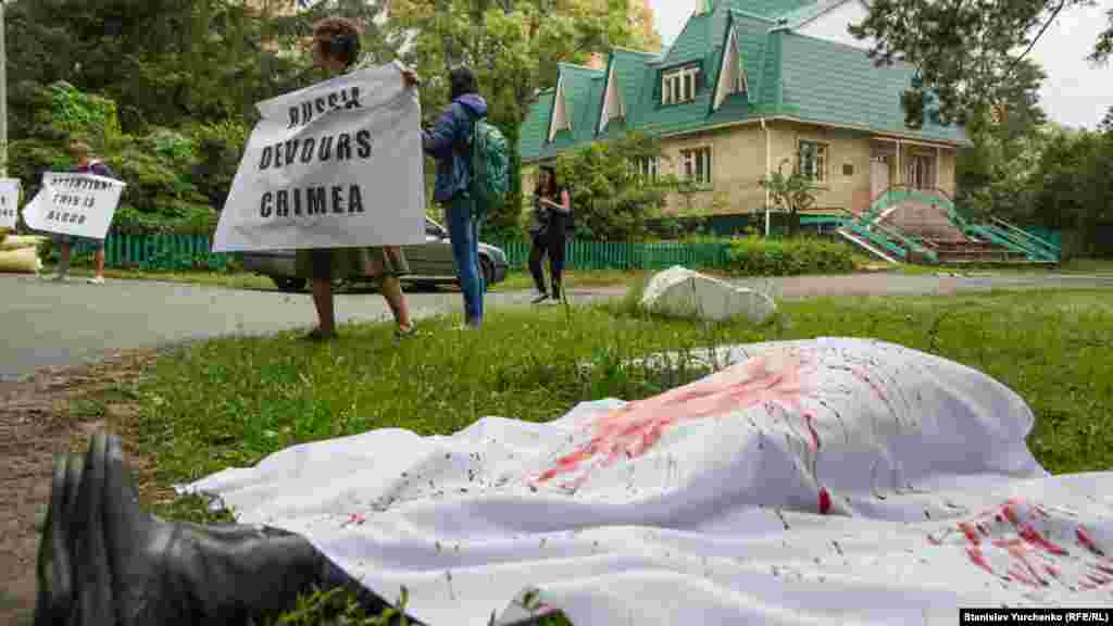 В Киеве активисты из Крыма, Киева, Луганска и других городов Украины провели акцию &laquo;Кровавое гостеприимство&raquo;. Участники акции встречали консулов и послов иностранных государств, приехавших на торжественный прием в честь Дня России, организованный послом Российской Федерации в Украине, 10 июня 2016 года