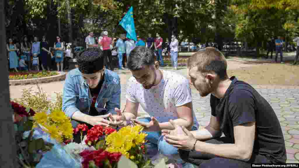 Участники акции также провели на железнодорожном вокзале традиционный крымскотатарский молебен. После его окончания сотрудники российской полиции зачитали им предостережение о недопустимости нарушения закона