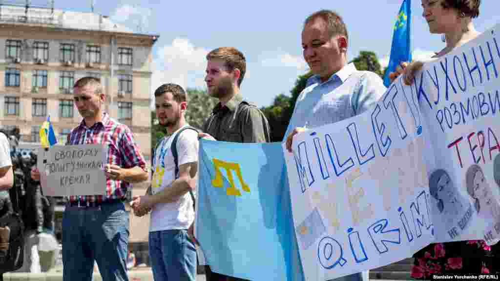 На Майдане Независимости в Киеве провели акцию в поддержку четырнадцати крымских мусульман, которые находятся под следствием в аннексированном Крыму и России, 26 июня 2016 года